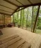 Terrasse avec vue sur la for&ecirc;t depuis un lodge Hygge dans les Vosges